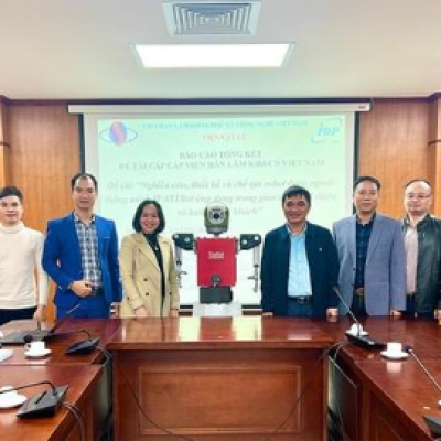 Robot thông minh dạng người IVASTBot "made in Vietnam"